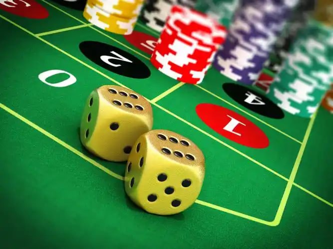 Dealer kasino langsung sedang membagikan kartu dalam permainan yang interaktif